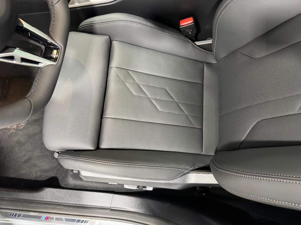 BMW X3 Vehicle Full-screen Gallery Image 26