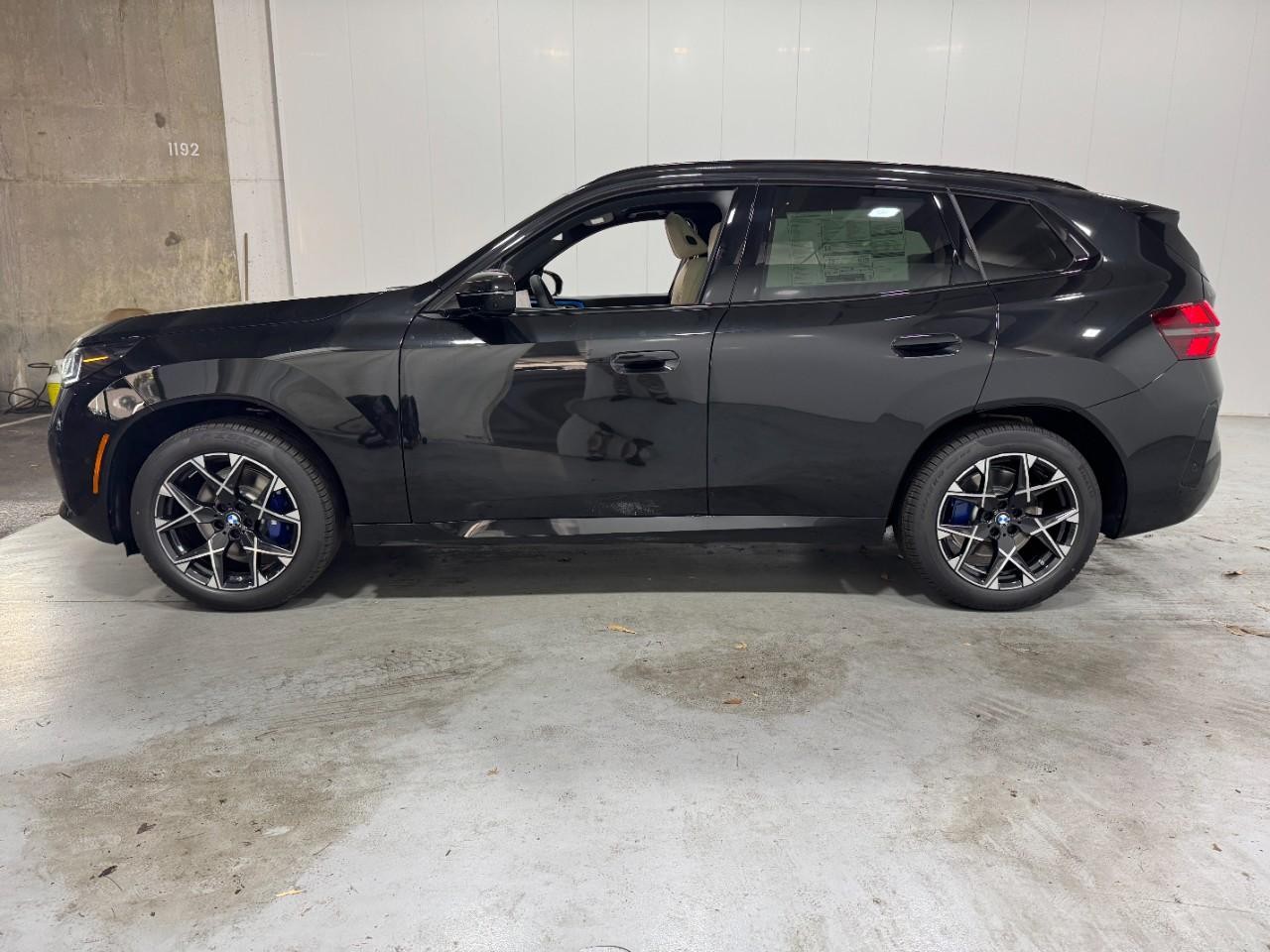 BMW X3 Vehicle Full-screen Gallery Image 2