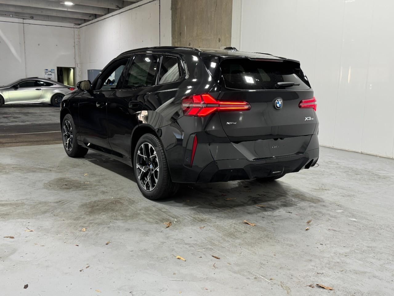 BMW X3 Vehicle Full-screen Gallery Image 3