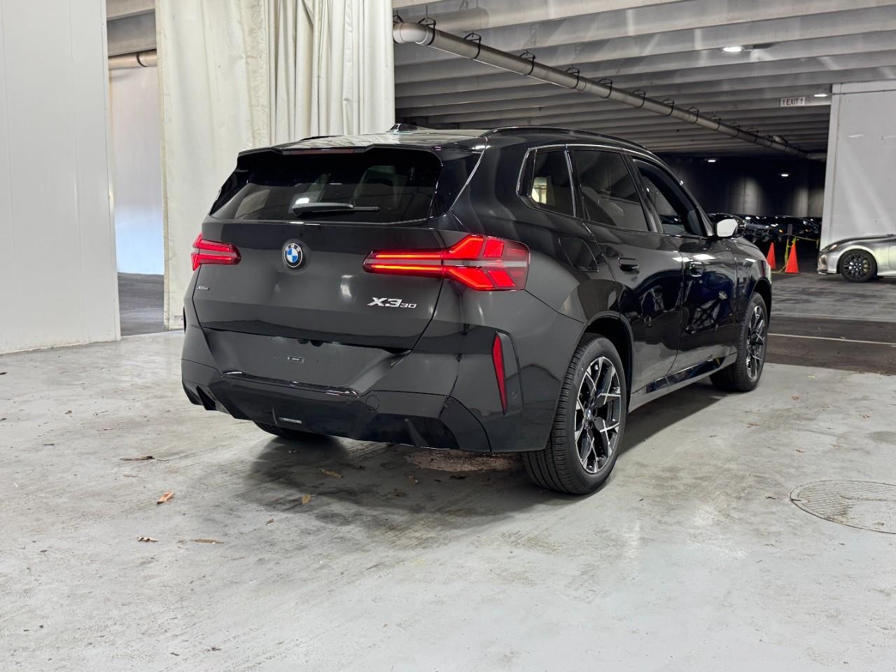 BMW X3 Vehicle Full-screen Gallery Image 4