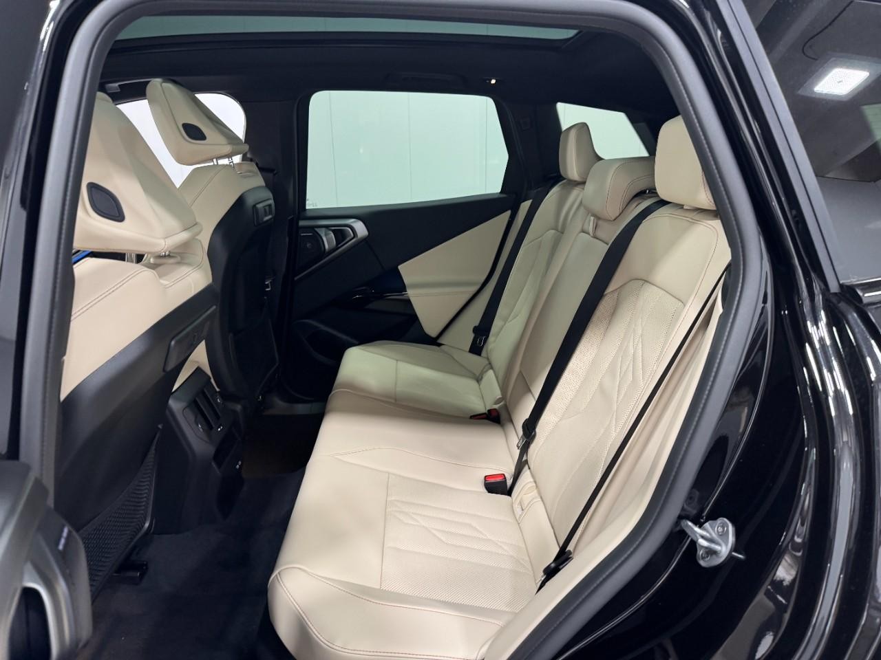 BMW X3 Vehicle Full-screen Gallery Image 8