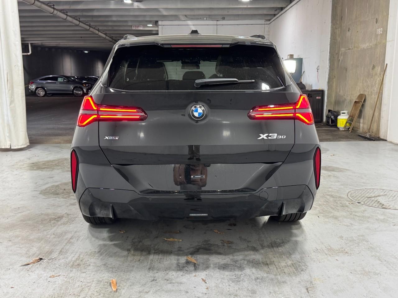 BMW X3 Vehicle Full-screen Gallery Image 9