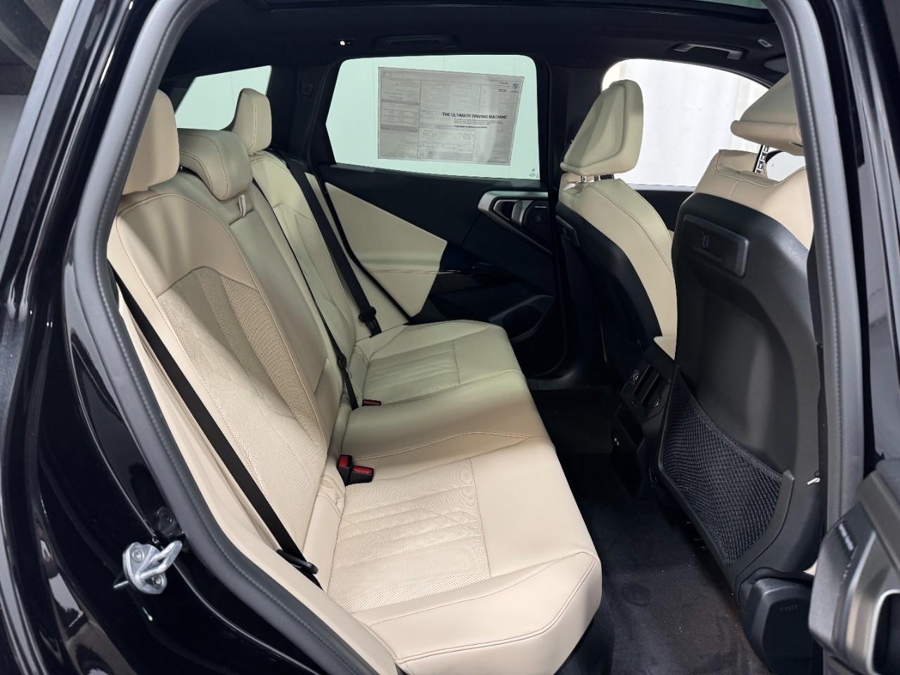 BMW X3 Vehicle Full-screen Gallery Image 10