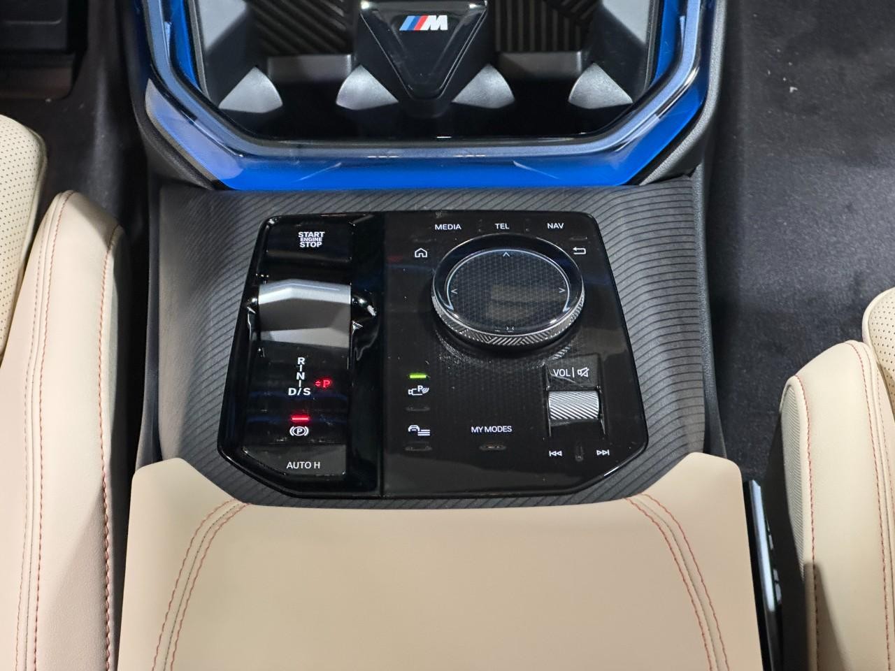 BMW X3 Vehicle Full-screen Gallery Image 15