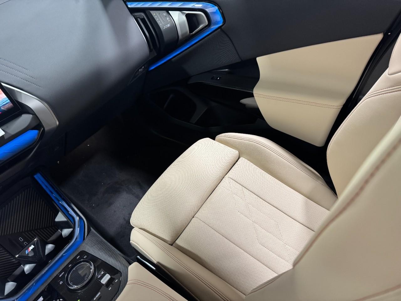 BMW X3 Vehicle Full-screen Gallery Image 16