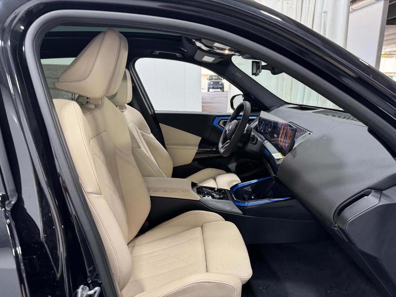 BMW X3 Vehicle Full-screen Gallery Image 17