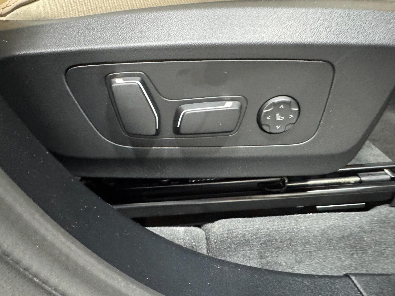 BMW X3 Vehicle Full-screen Gallery Image 19