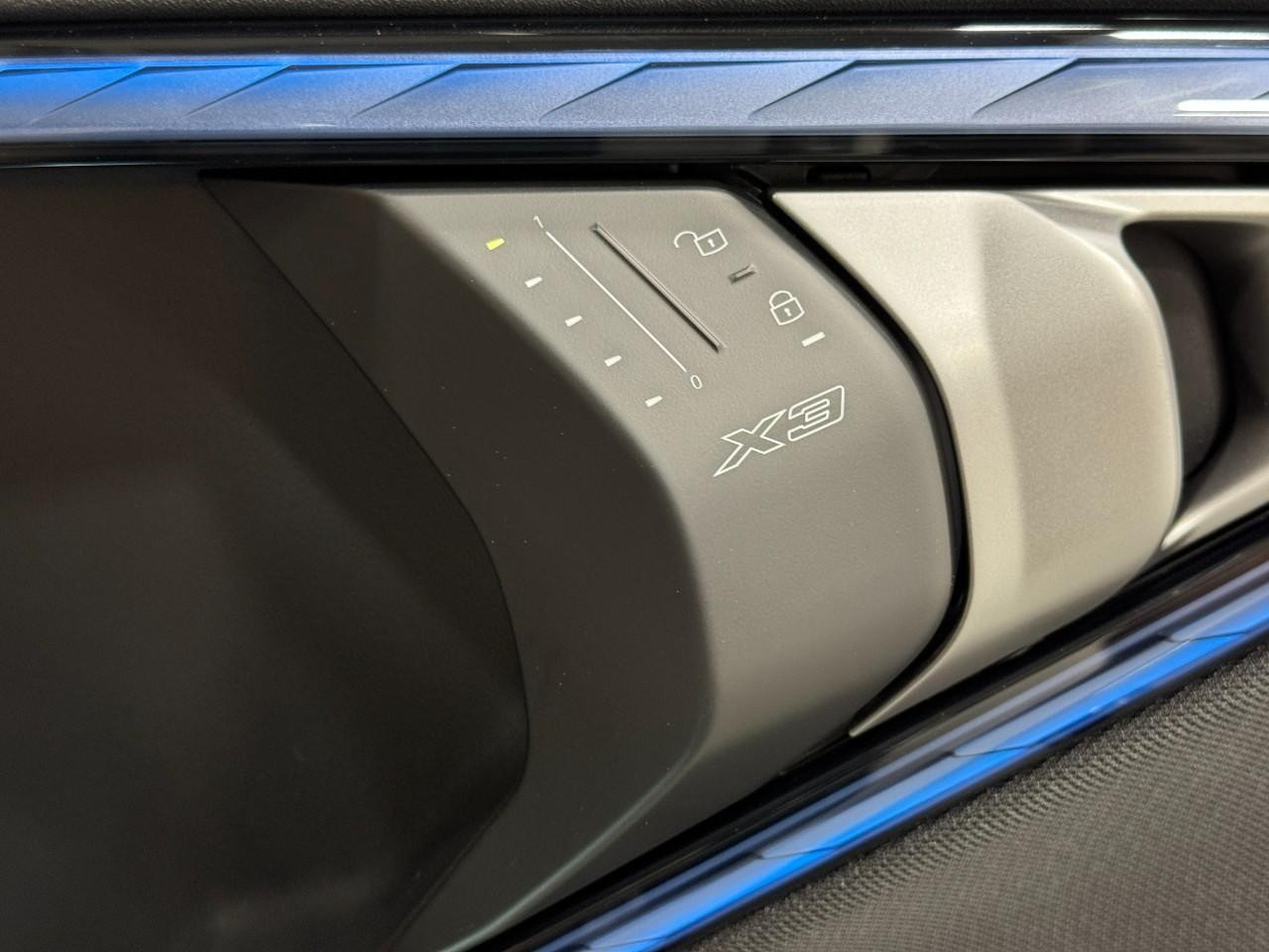 BMW X3 Vehicle Full-screen Gallery Image 20