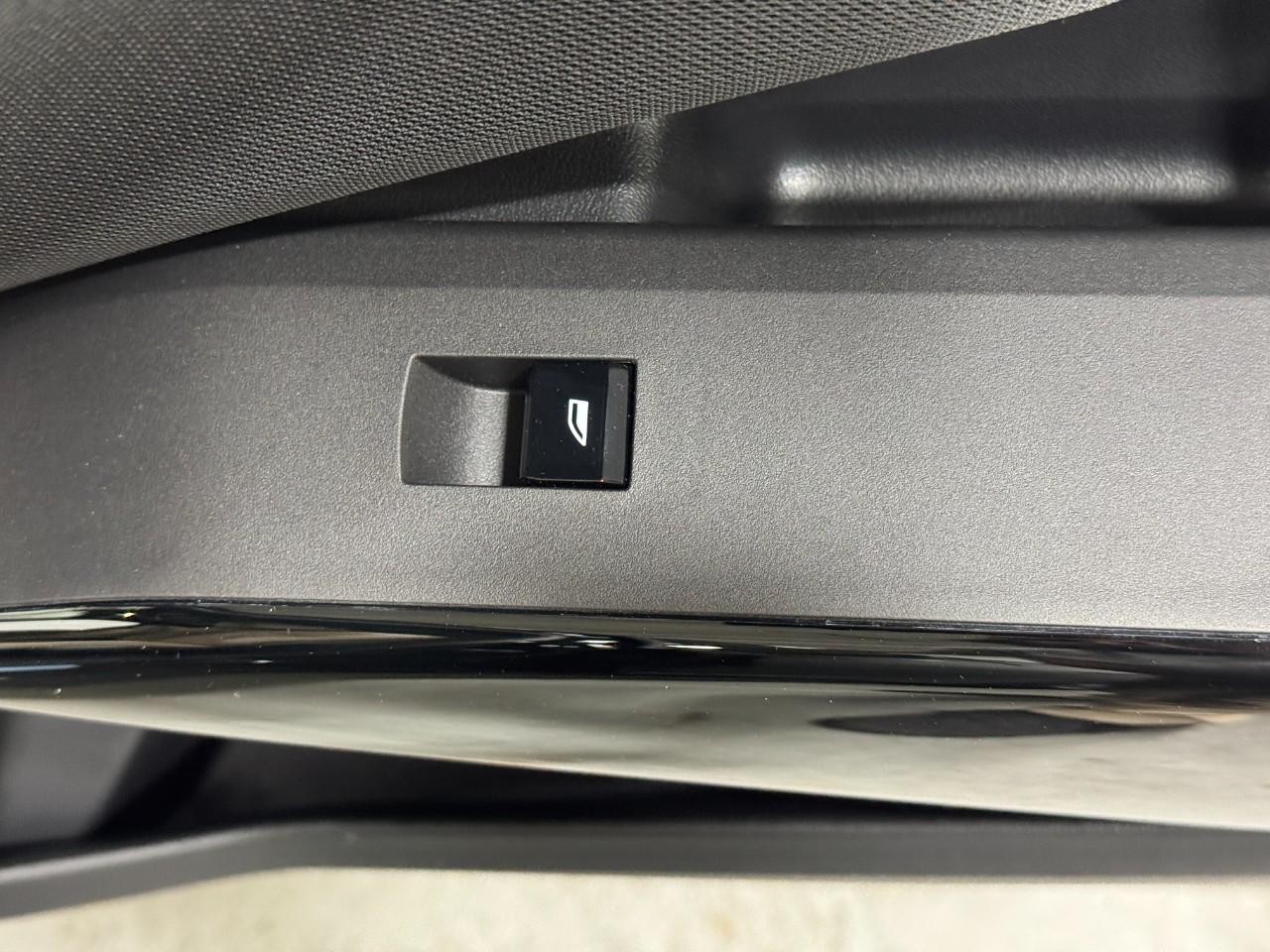 BMW X3 Vehicle Full-screen Gallery Image 21