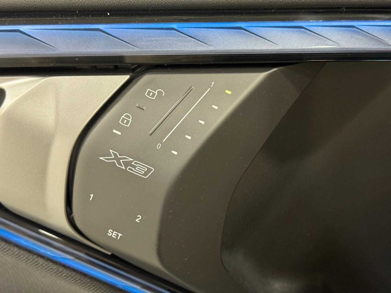 BMW X3 Vehicle Full-screen Gallery Image 23