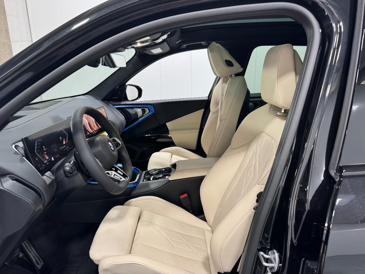 BMW X3 Vehicle Full-screen Gallery Image 25