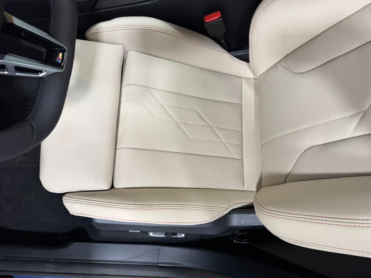 BMW X3 Vehicle Full-screen Gallery Image 26