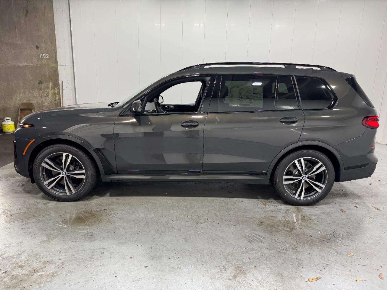 BMW X7 Vehicle Full-screen Gallery Image 2