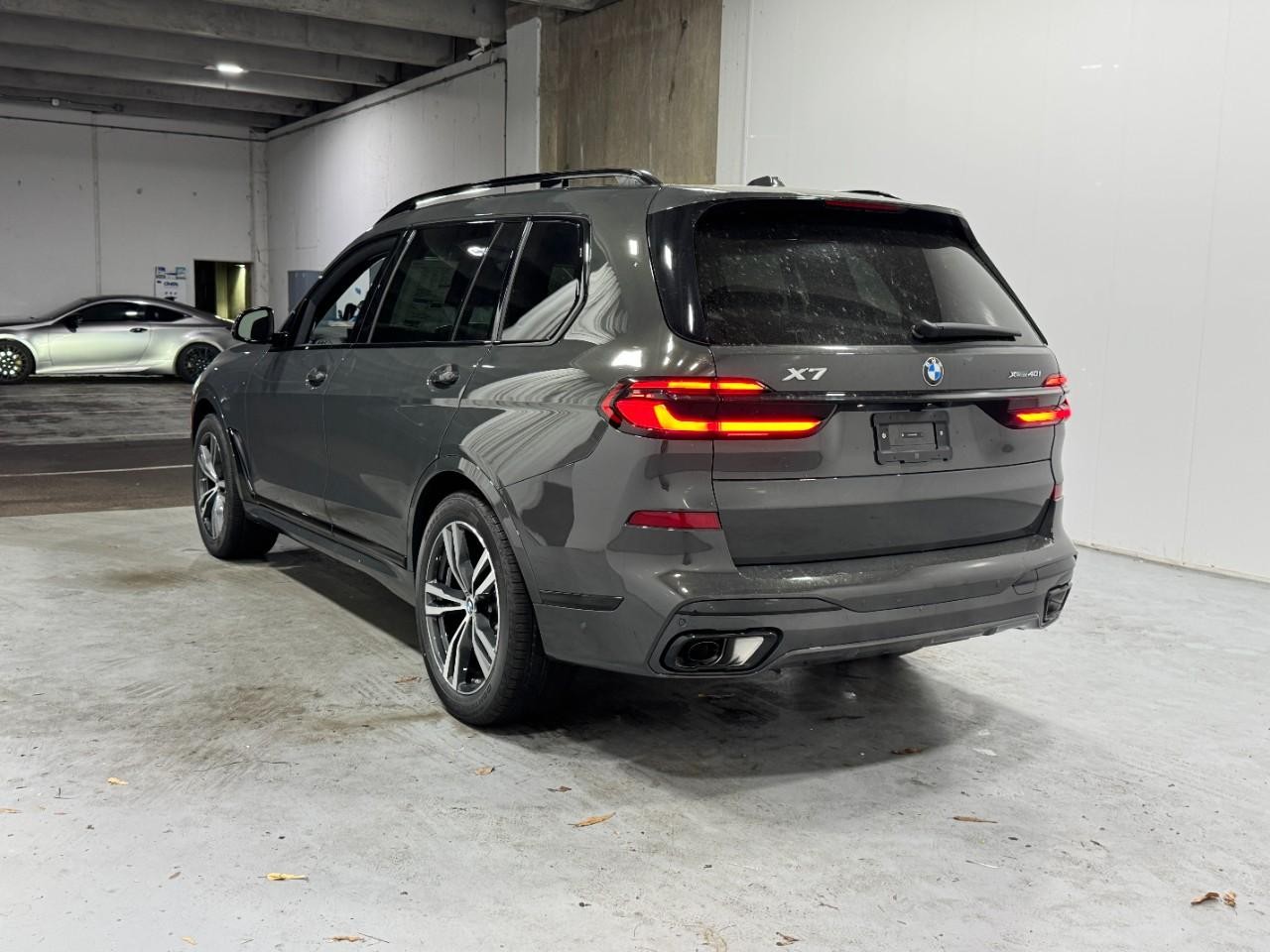 BMW X7 Vehicle Full-screen Gallery Image 3