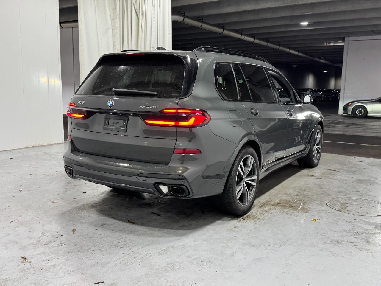 BMW X7 Vehicle Full-screen Gallery Image 4