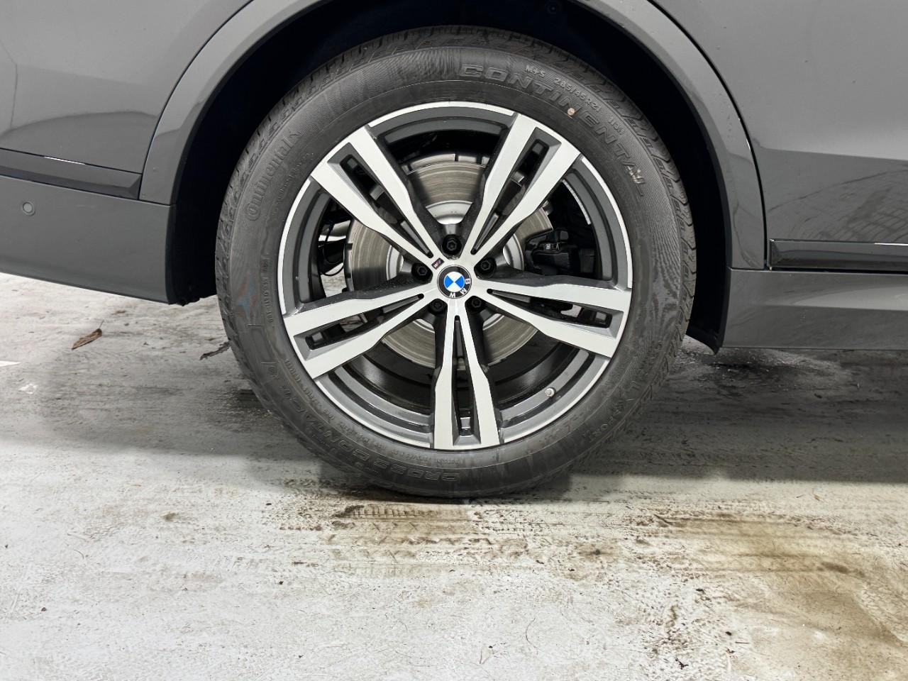 BMW X7 Vehicle Full-screen Gallery Image 5