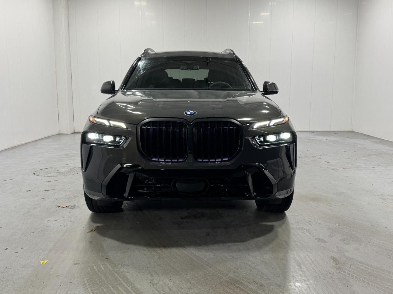 BMW X7 Vehicle Full-screen Gallery Image 7