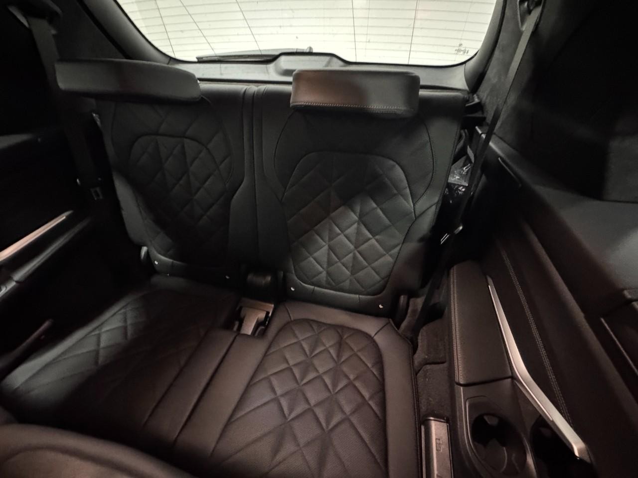 BMW X7 Vehicle Full-screen Gallery Image 8