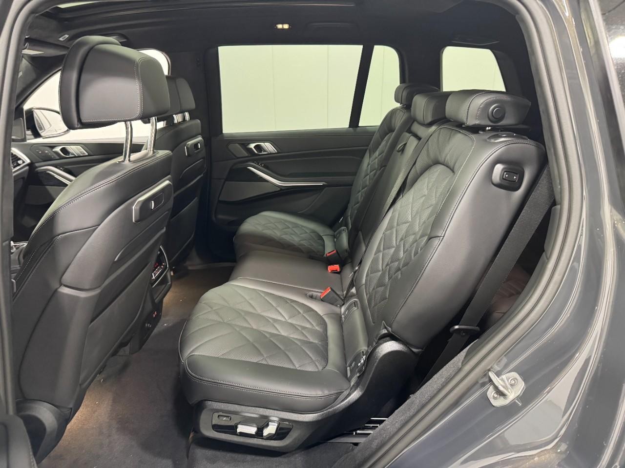 BMW X7 Vehicle Full-screen Gallery Image 9