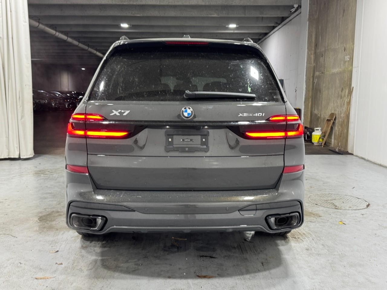 BMW X7 Vehicle Full-screen Gallery Image 10