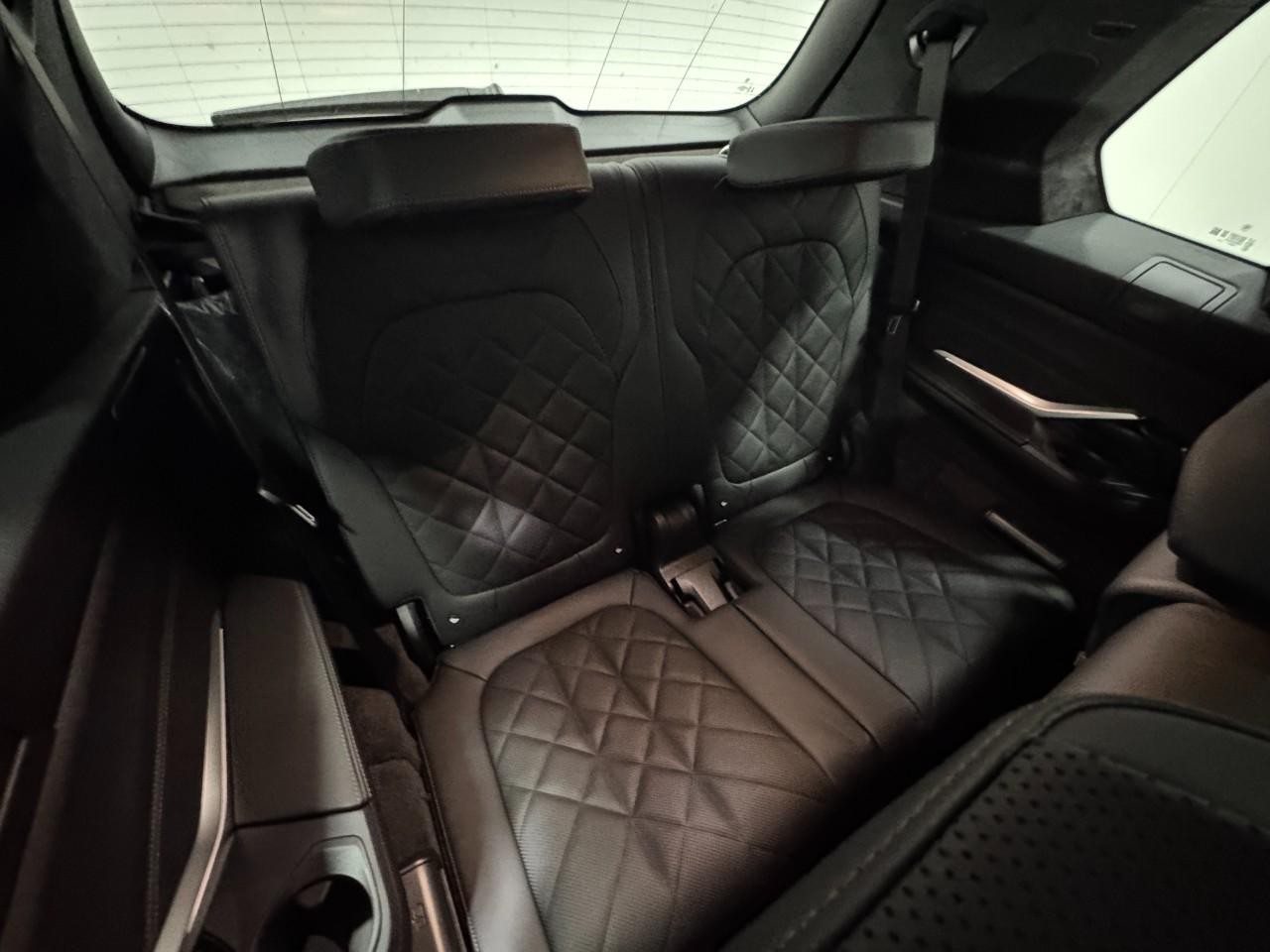 BMW X7 Vehicle Full-screen Gallery Image 11