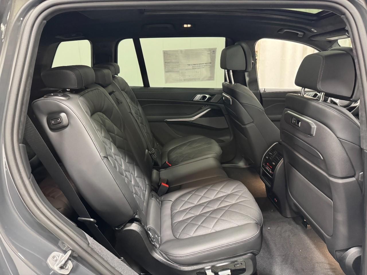 BMW X7 Vehicle Full-screen Gallery Image 12