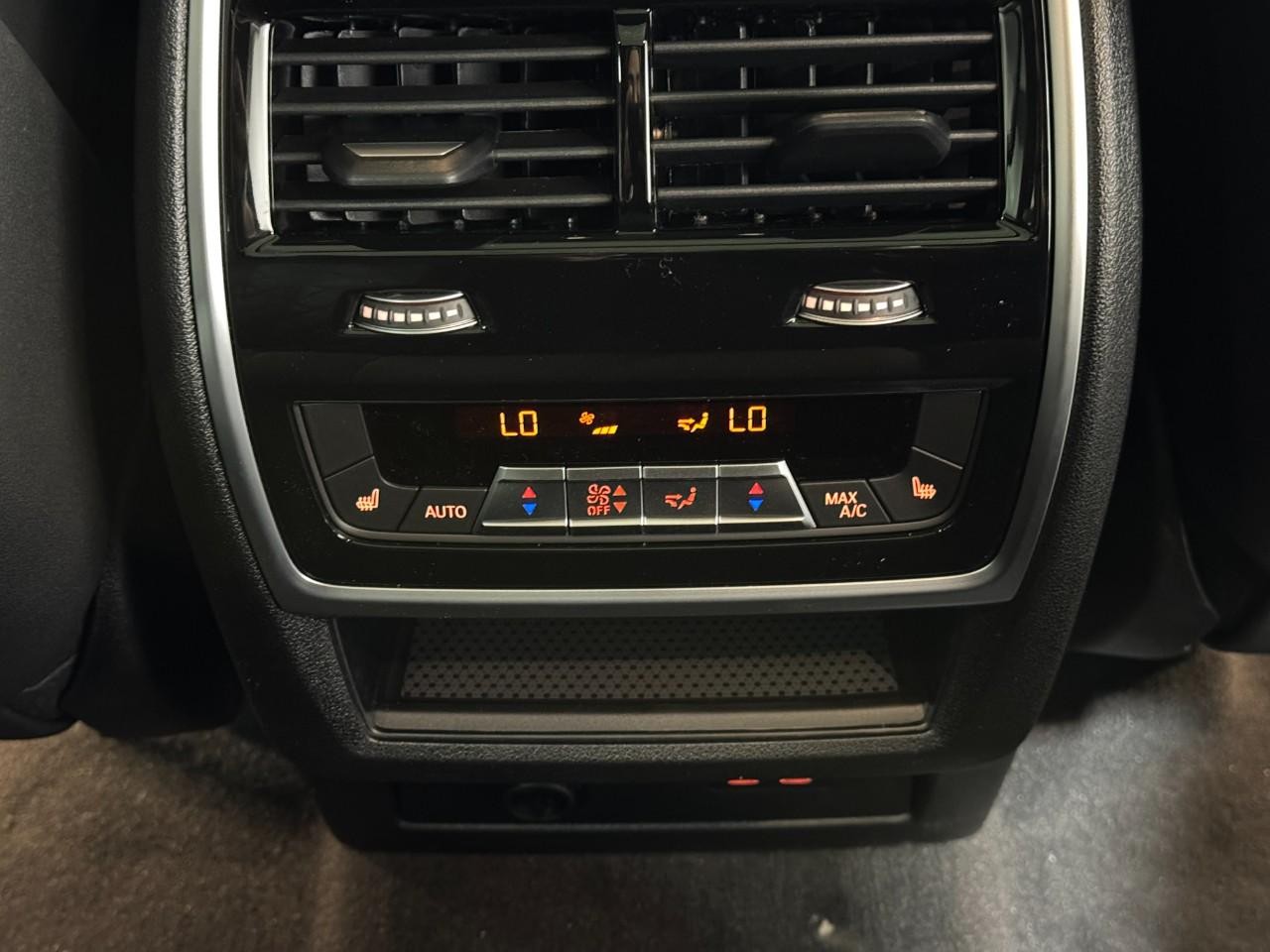 BMW X7 Vehicle Full-screen Gallery Image 13