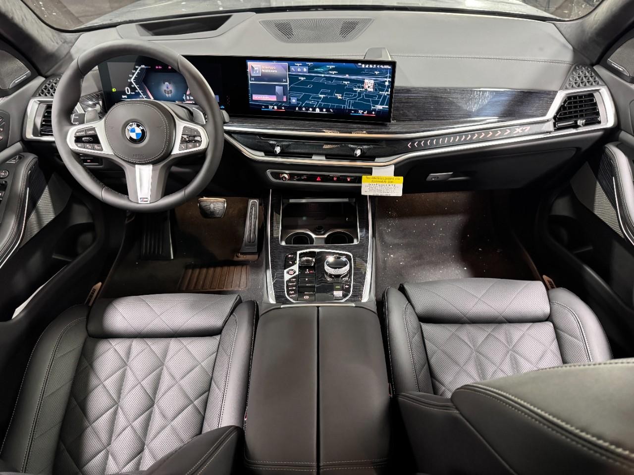 BMW X7 Vehicle Full-screen Gallery Image 15