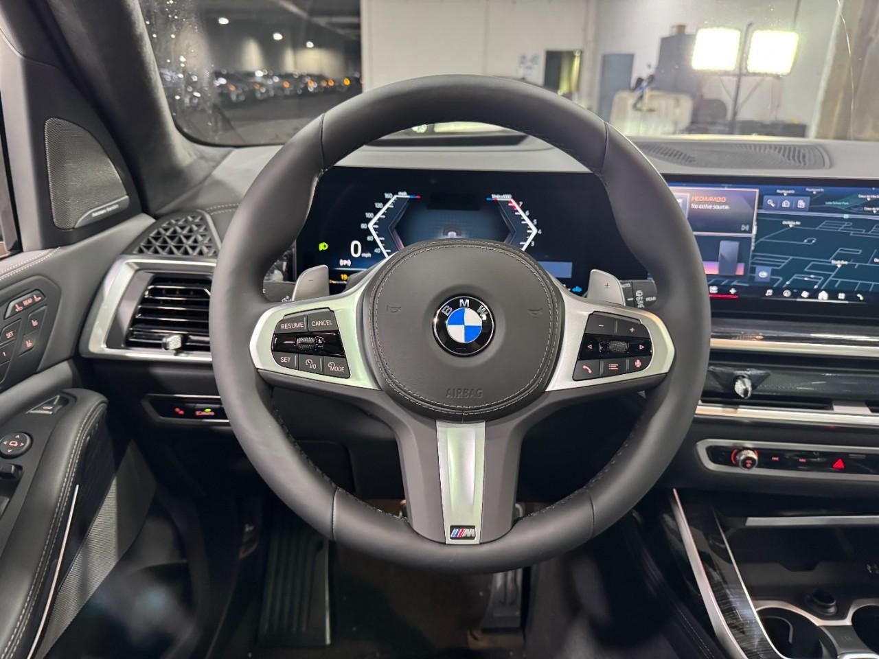 BMW X7 Vehicle Full-screen Gallery Image 16