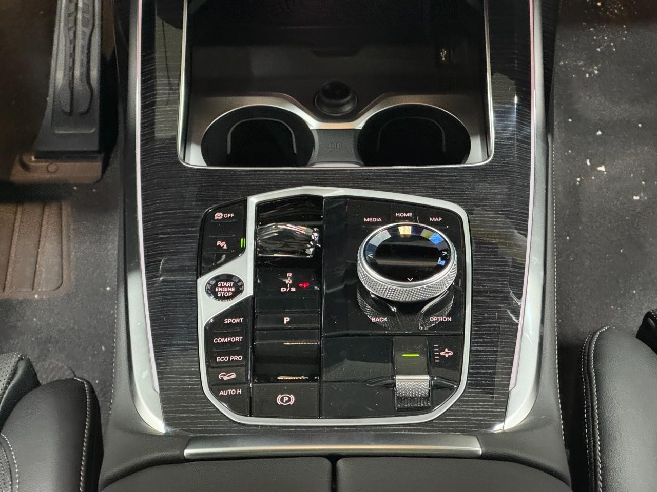 BMW X7 Vehicle Full-screen Gallery Image 18