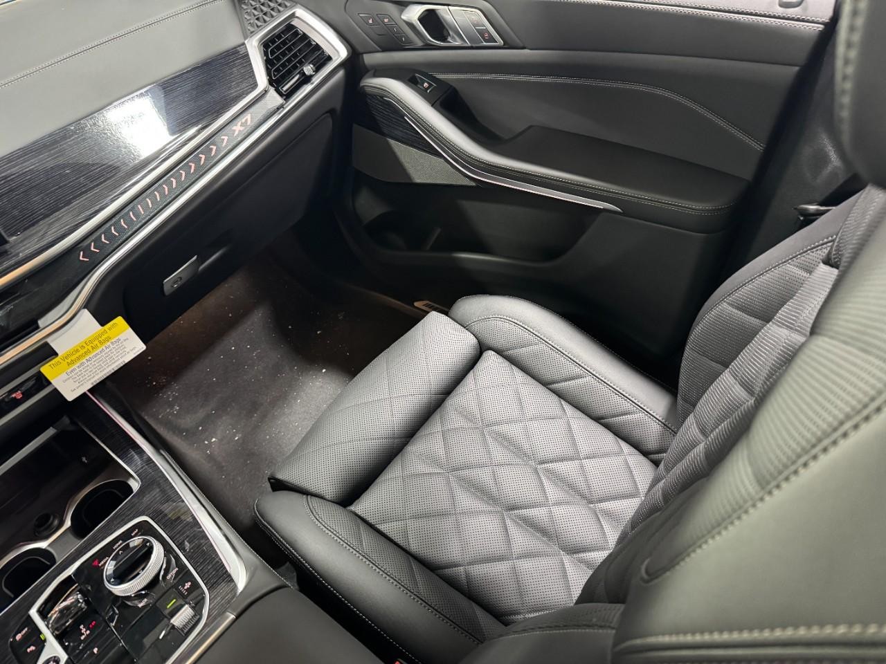 BMW X7 Vehicle Full-screen Gallery Image 19