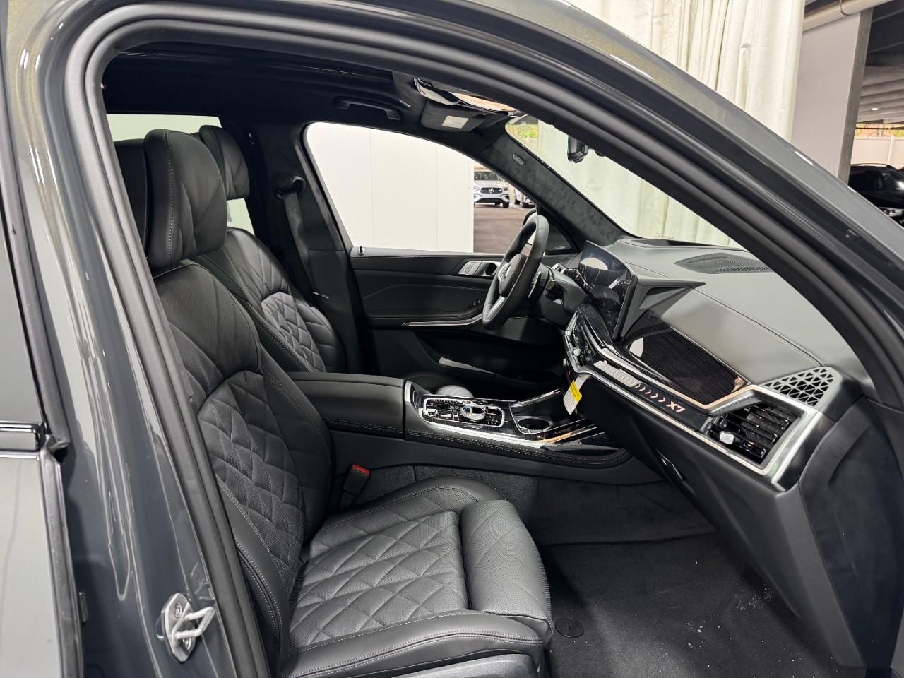 BMW X7 Vehicle Full-screen Gallery Image 20