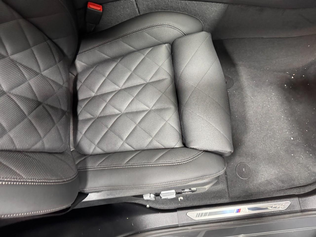 BMW X7 Vehicle Full-screen Gallery Image 21