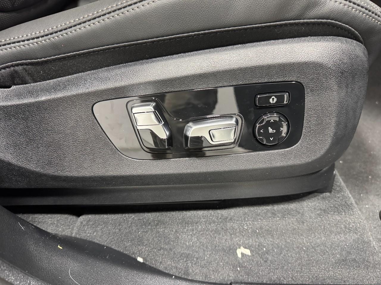 BMW X7 Vehicle Full-screen Gallery Image 22