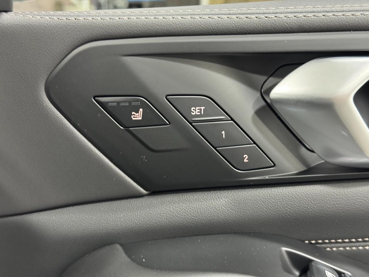 BMW X7 Vehicle Full-screen Gallery Image 23