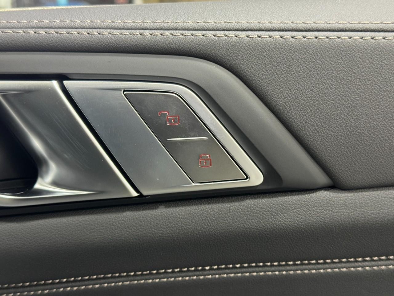 BMW X7 Vehicle Full-screen Gallery Image 24