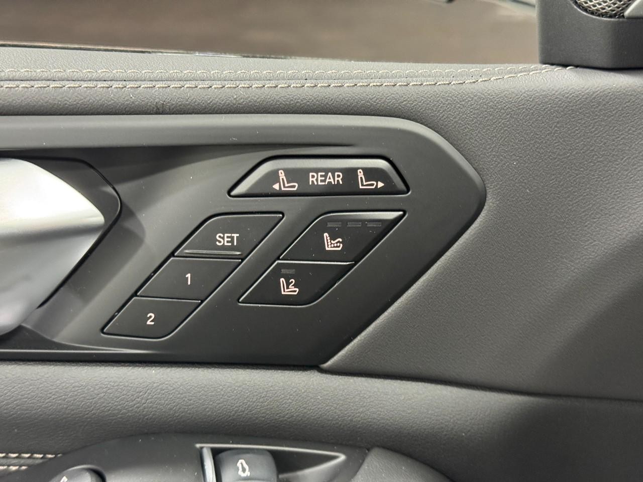 BMW X7 Vehicle Full-screen Gallery Image 27