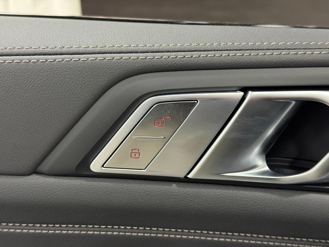 BMW X7 Vehicle Full-screen Gallery Image 28