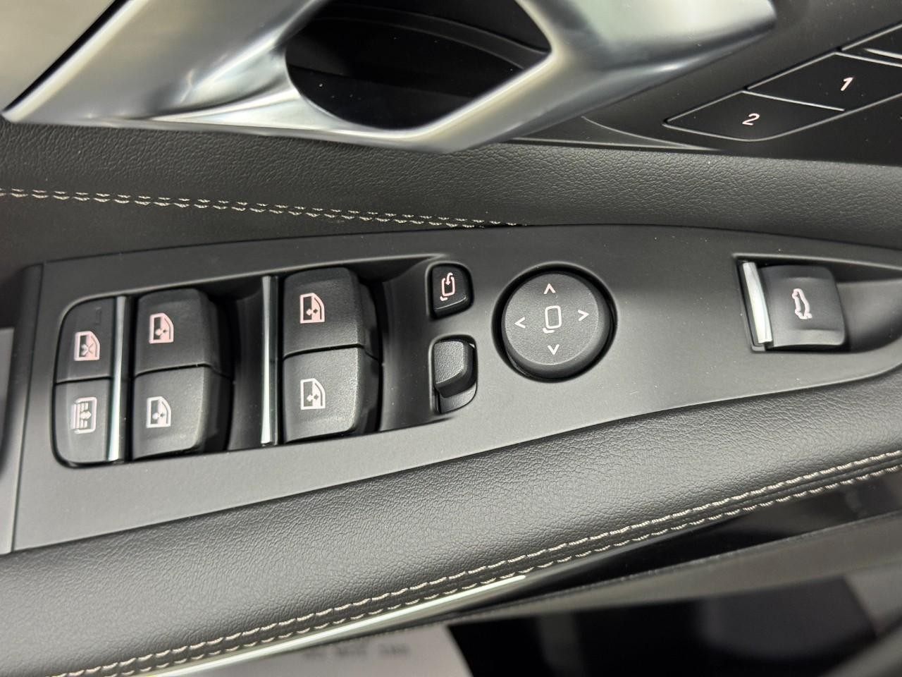 BMW X7 Vehicle Full-screen Gallery Image 29