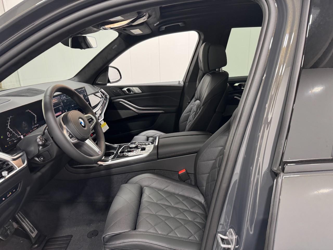 BMW X7 Vehicle Full-screen Gallery Image 30