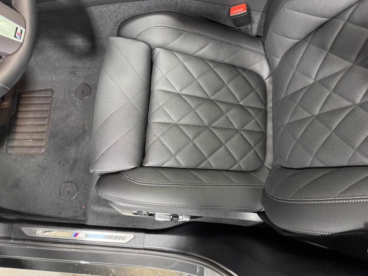 BMW X7 Vehicle Full-screen Gallery Image 31