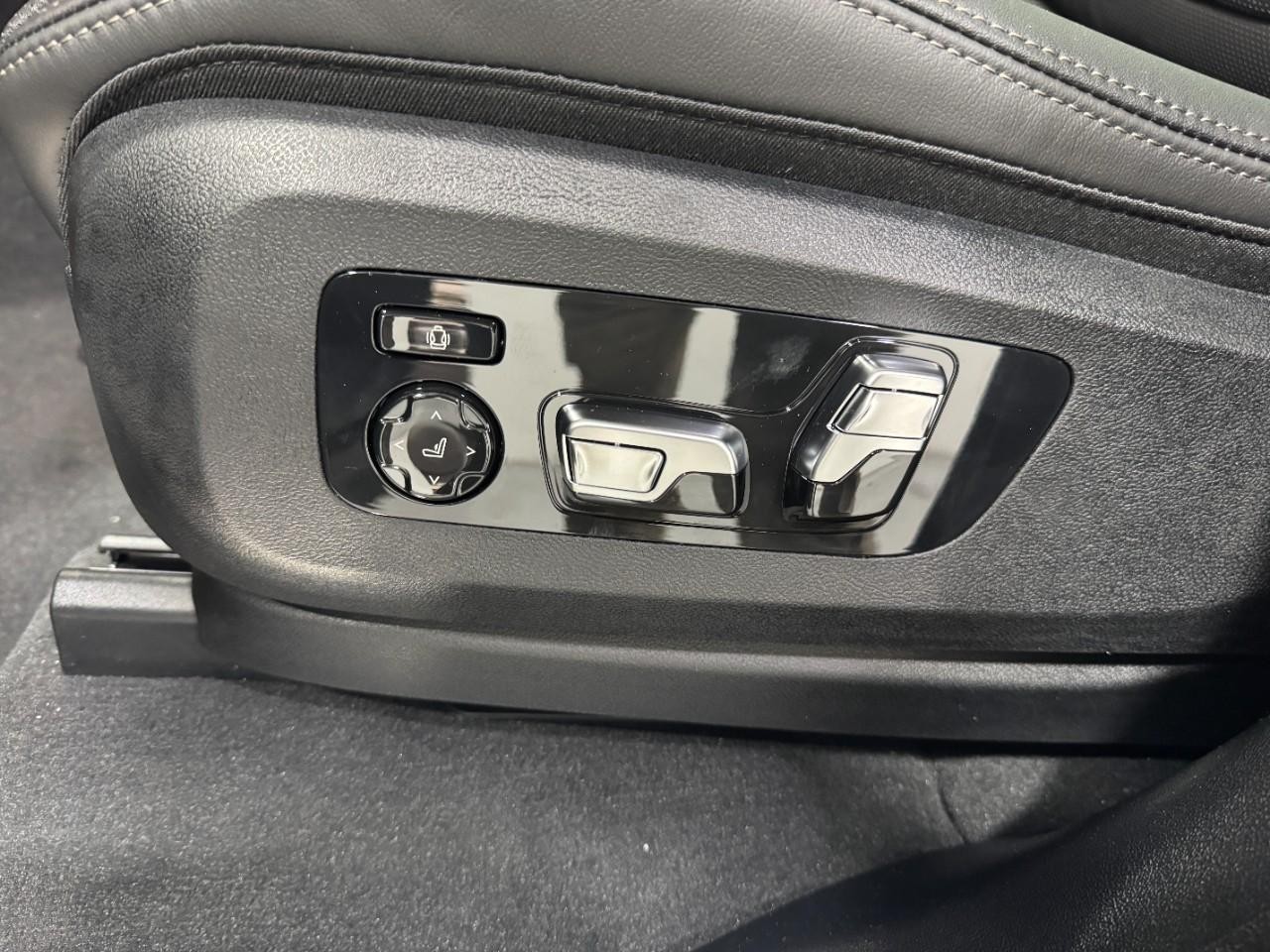 BMW X7 Vehicle Full-screen Gallery Image 32