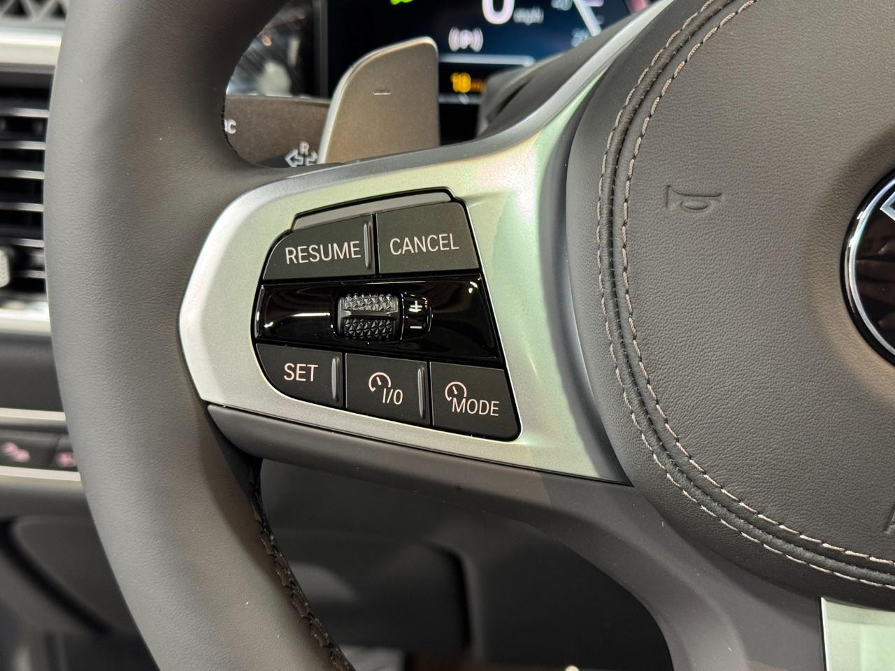 BMW X7 Vehicle Full-screen Gallery Image 34