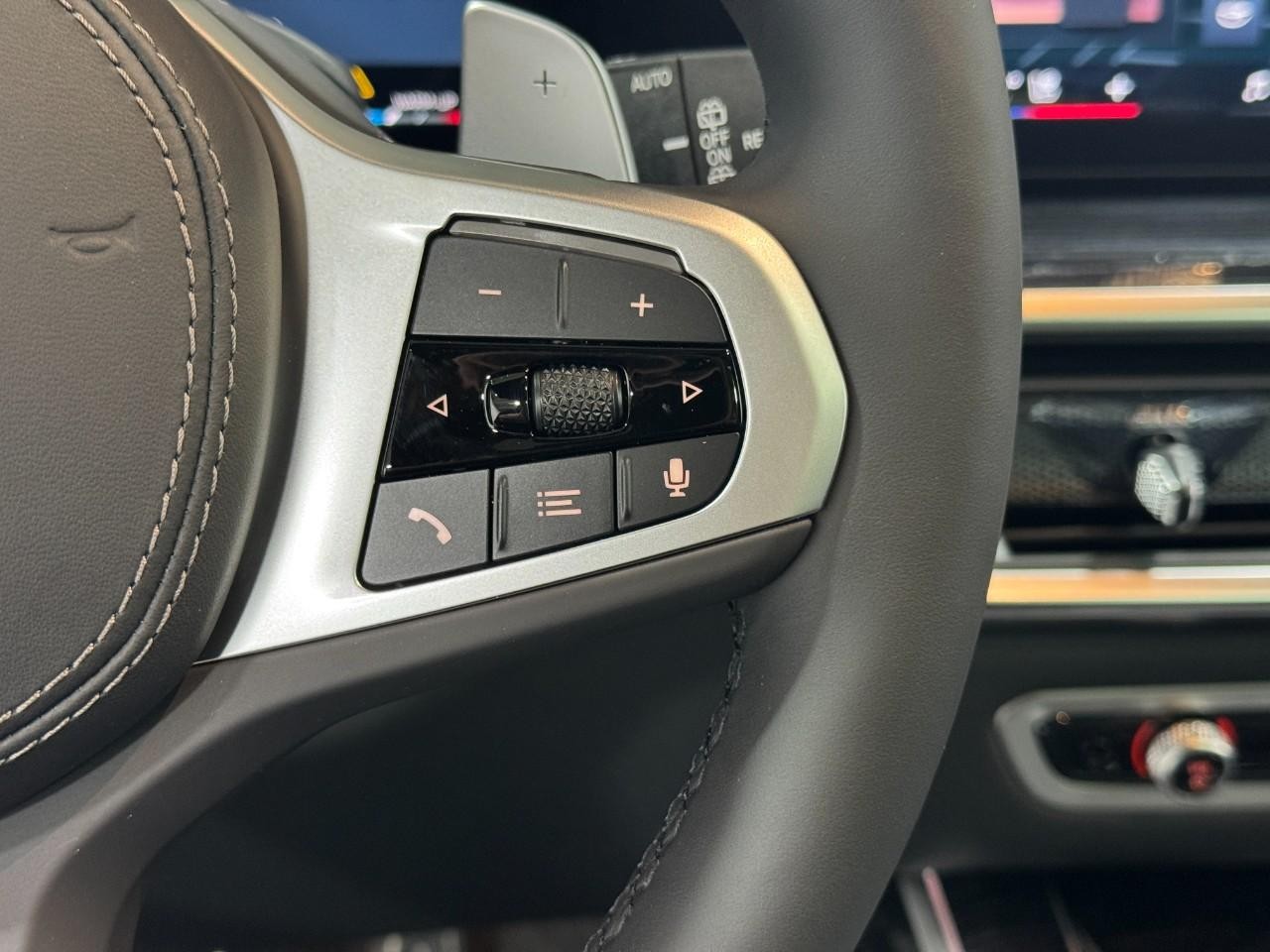 BMW X7 Vehicle Full-screen Gallery Image 35