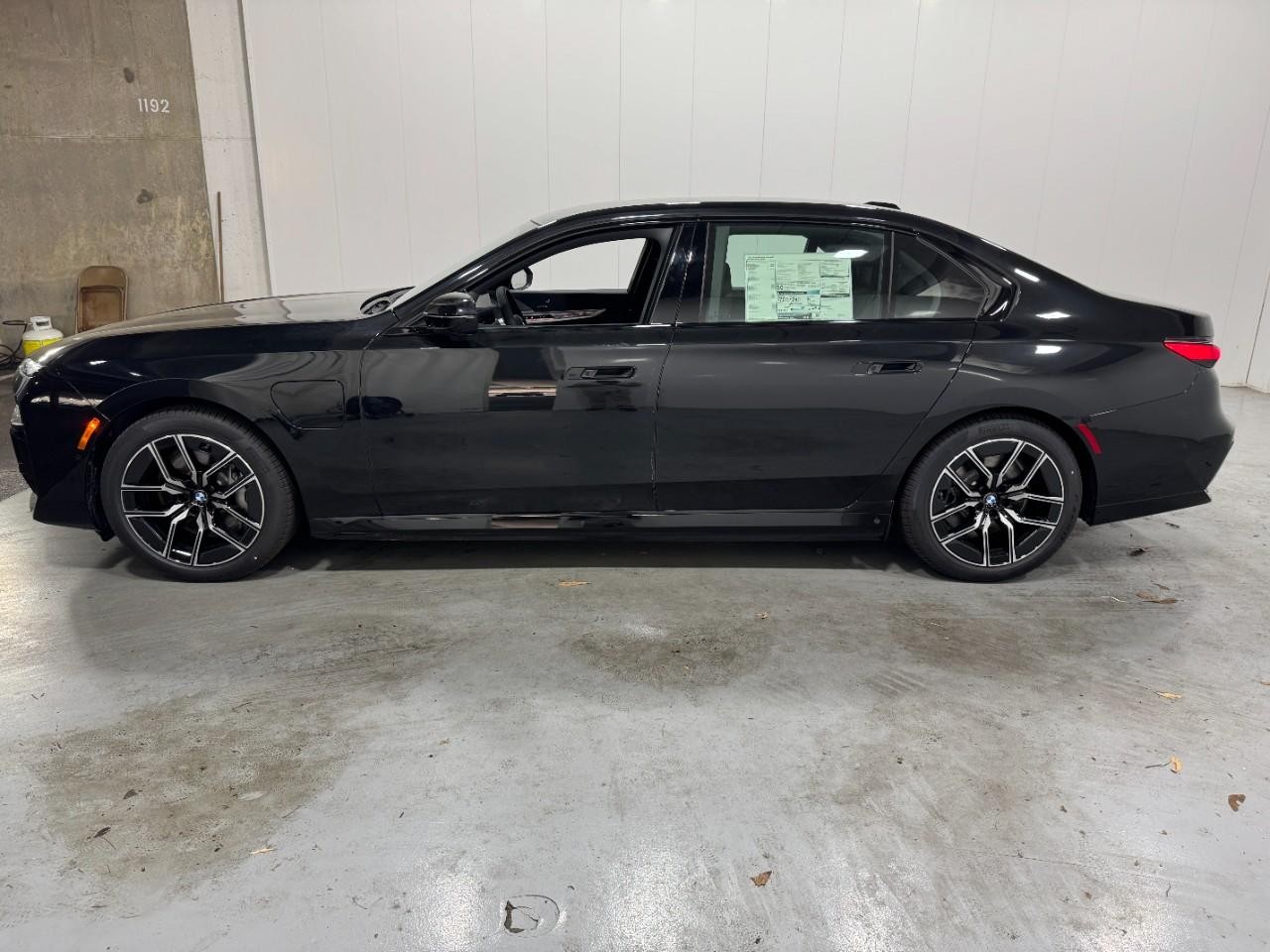 BMW 7 Series Vehicle Full-screen Gallery Image 2