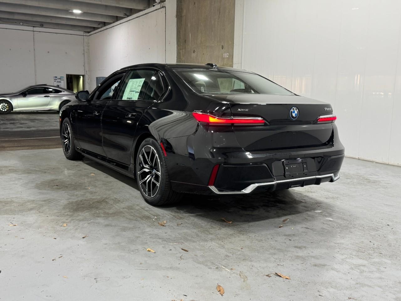 BMW 7 Series Vehicle Full-screen Gallery Image 3