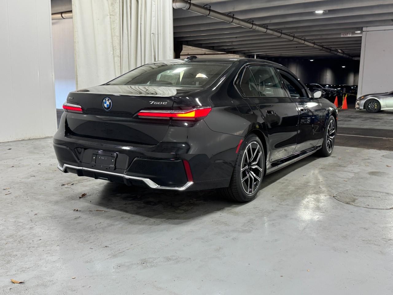 BMW 7 Series Vehicle Full-screen Gallery Image 4