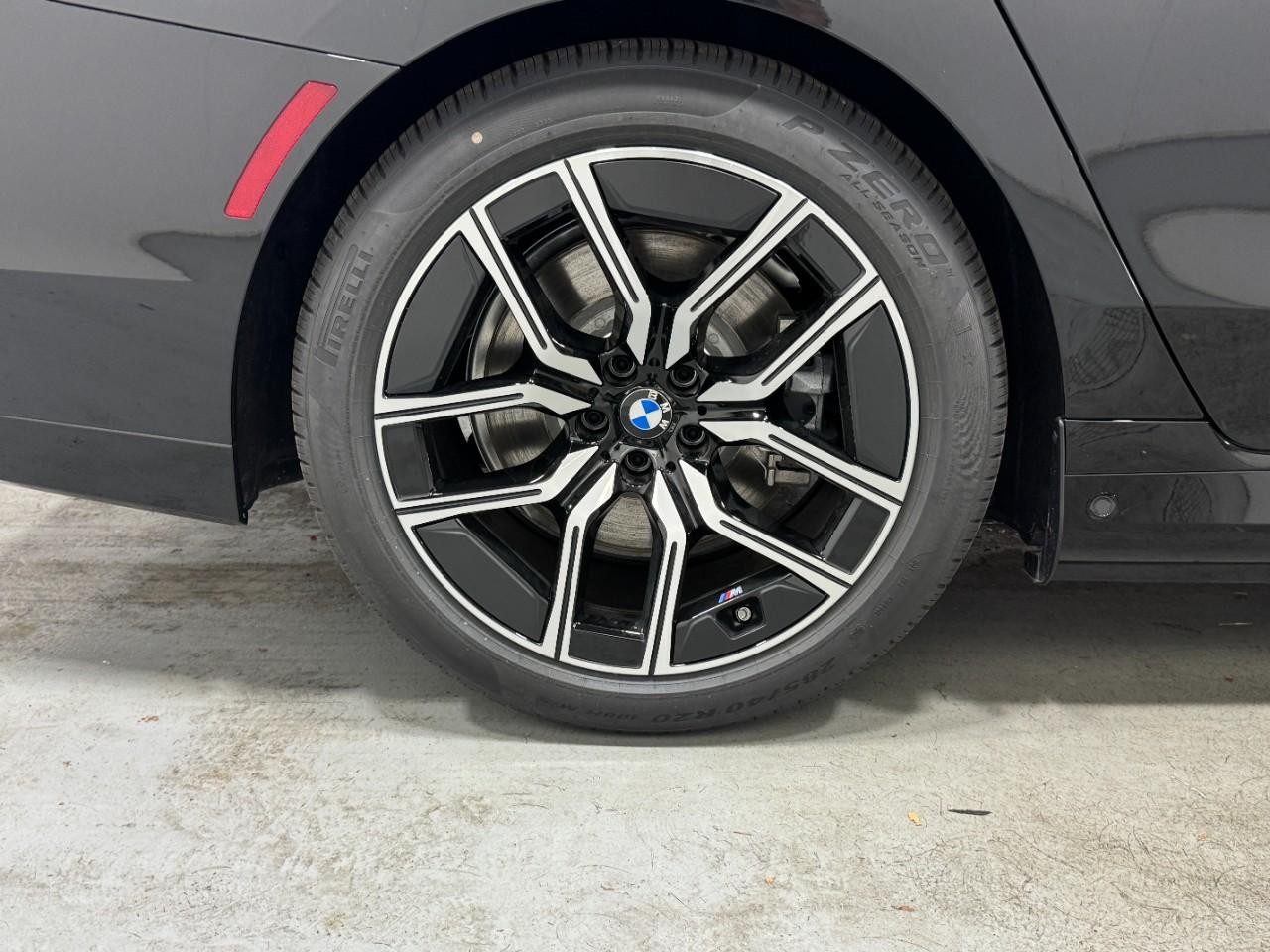 BMW 7 Series Vehicle Full-screen Gallery Image 5