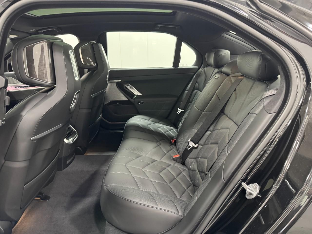 BMW 7 Series Vehicle Full-screen Gallery Image 8