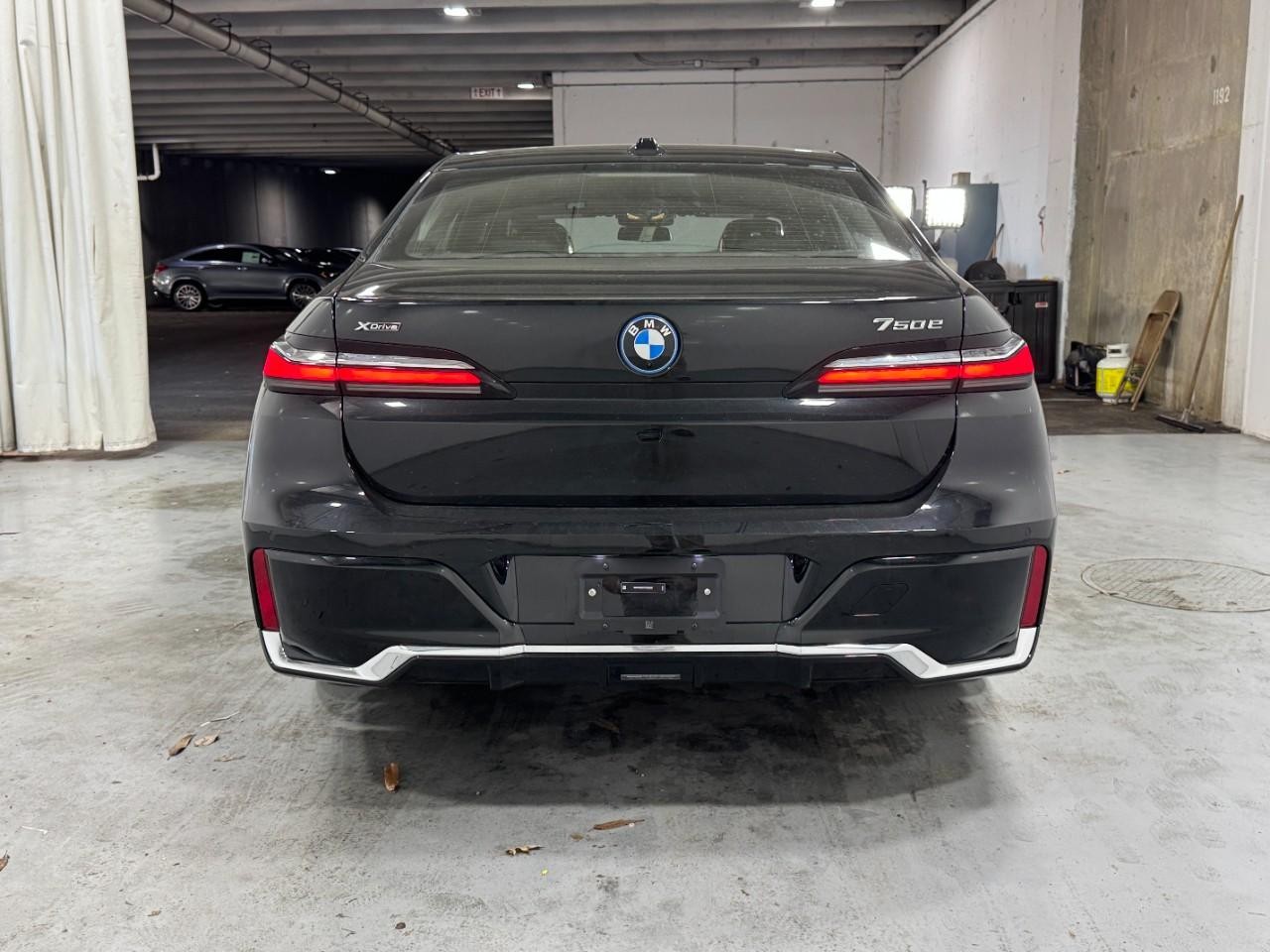 BMW 7 Series Vehicle Full-screen Gallery Image 9